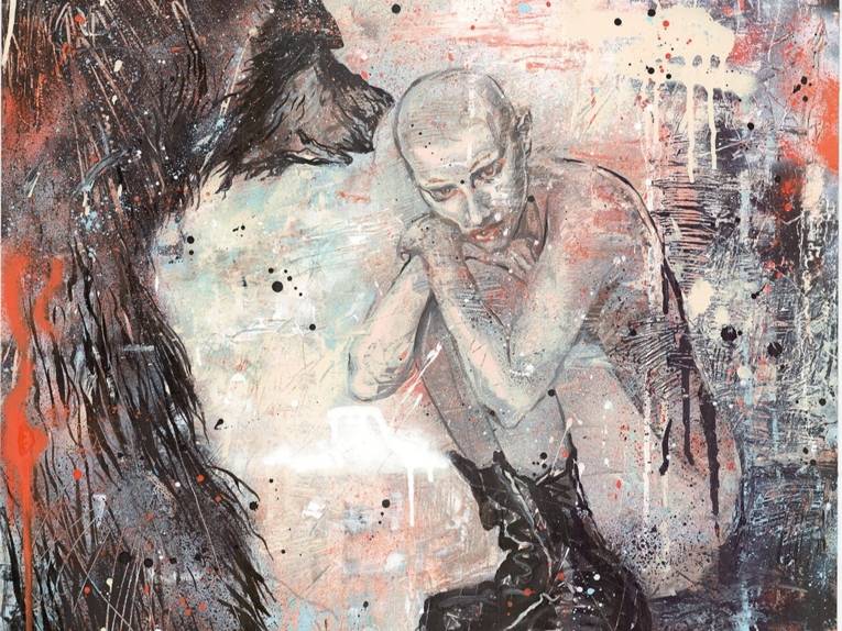 Zu sehen ist eine Malerei einer hockenden, nackten Person in schweren Stiefeln, links ist ein Anschnitt eines Bären erkennbar. Das Bild ist mit expressiven Sprenkeln und und Farbkleksen überzogen.