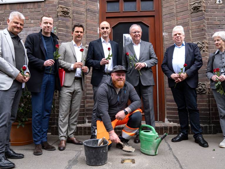 Stolpersteinverlegung in der Heinrich-Heine-Straße 4 in Erinnerung an den ehemaligen SPD-Vorsitzenden und KZ-Überlebenden, Kurt Schumacher.