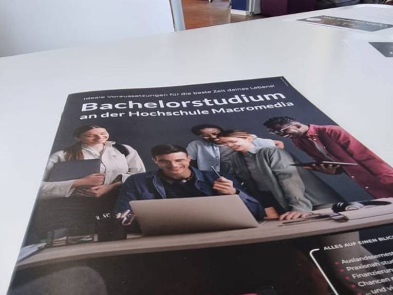 Prospekt auf einem Tisch liegend