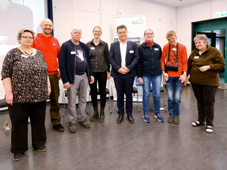 Ein Gruppenbild mit der Taubblindenjury, Mitarbeitern des Taubblindenwerks und dem Behindertenbeauftragten.