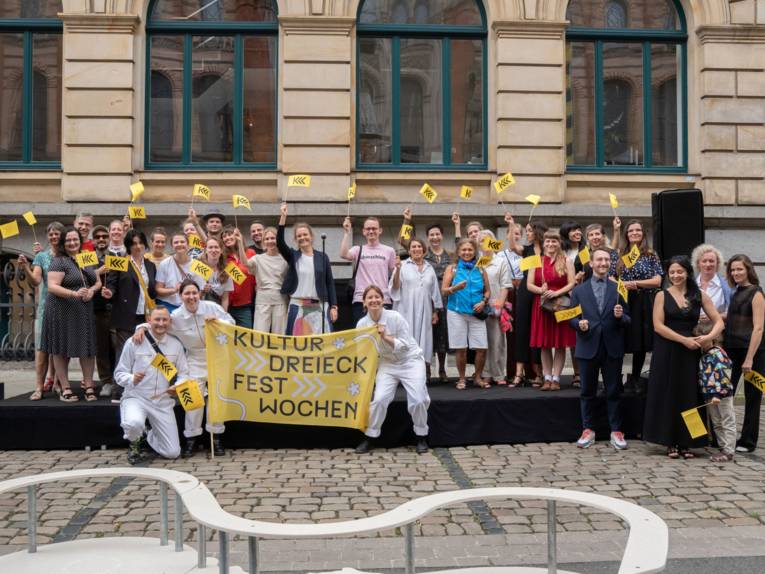 Akteur*innen vor dem Künstlerhaus Hannover