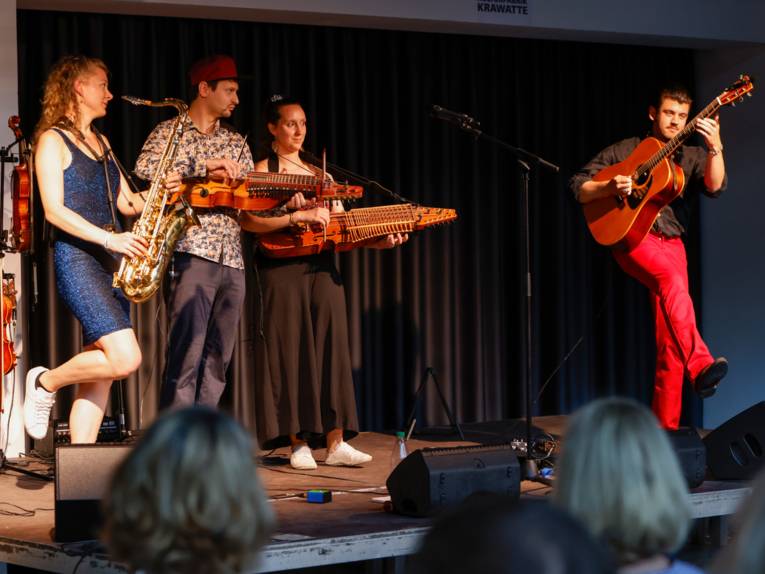 Menschen tanzen bei einem Konzert.