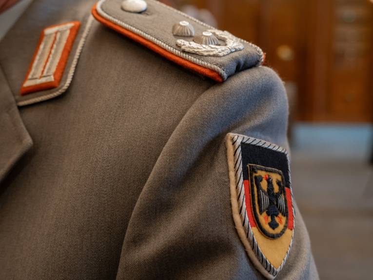 Der Oberarm eines Bundeswehrsoldaten mit Wappen der Bundesrepublik Deutschland und Dienstgrad auf der Schulter.