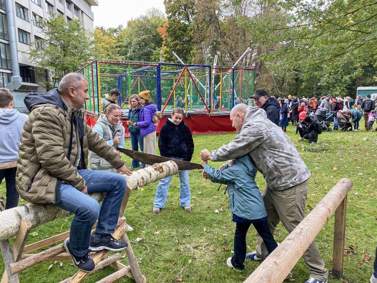 Menschen bei einem Fest im Grünen.