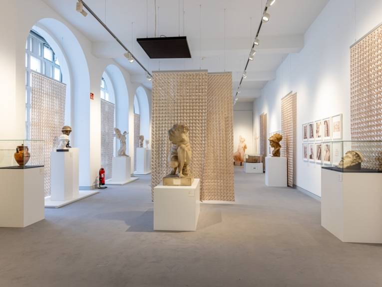 Blick in die Sonderausstellung "Tattoo. Antike, die unter die Haut geht". Präsentiert werden Gipsabgüsse antiker Statuen und Büsten aus der Antikensammlung der Universität Leipzig.