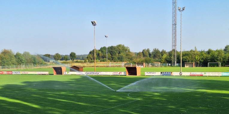 Bewässerungsanlage auf einem Rasen-Sportplatz