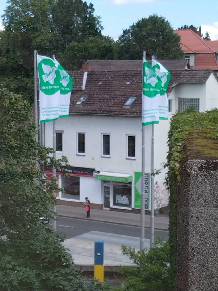 Göttingen - Vier neue Fahnen hängen in Göttingen am Flaggentag