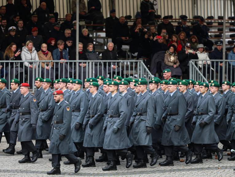 Soldat*innen auf einem Platz. Im Hintergrund eine Tribüne.