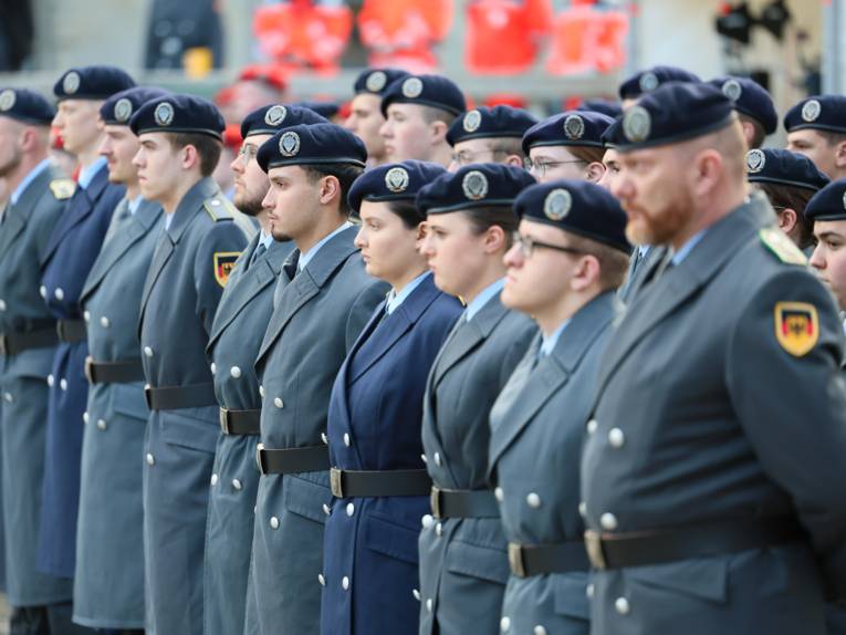 Soldat*innen auf einem Platz.