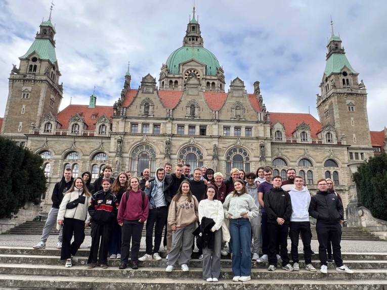 Gruppenfoto der teilnehmenden Schüler*innen der internationalen Jugendbegegnung 2024