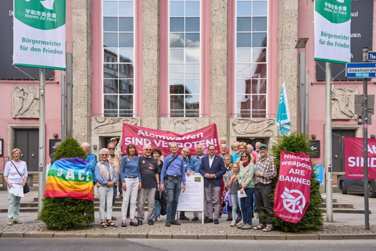 Essen - Vor dem Grillo-Theater hat Oberbürgermeister Thomas Kufen und das Essener Friedensbündnis die Flagge der Mayors for Peace gehisst.