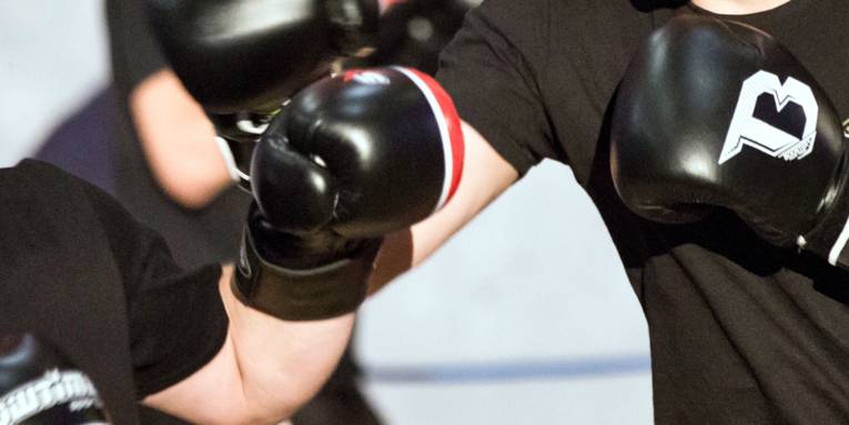 Boxhandschuhe begegnen sich beim Training.