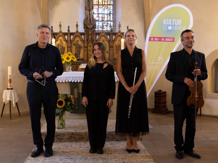 Quartett tritt in einer Kirche auf.