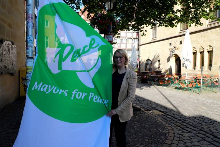 Osnabrück - Neben dem Rathaus hat Oberbürgermeisterin Katharina Pötter die Flagge der Mayors for Peace gehisst.