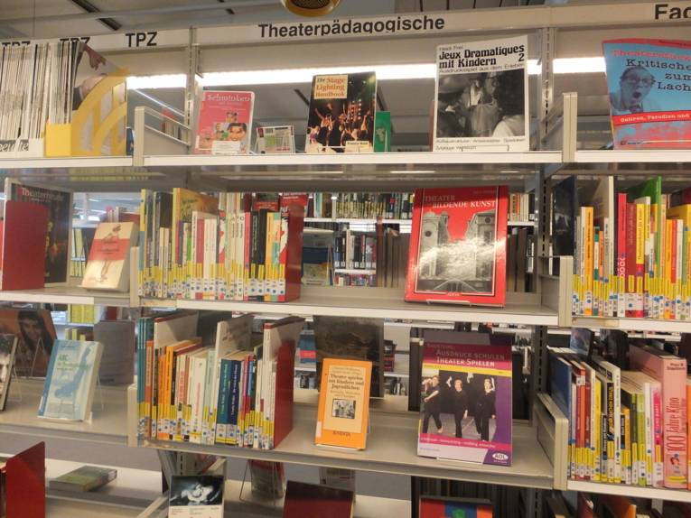 Medien des Theaterpädagogischen Zentrums