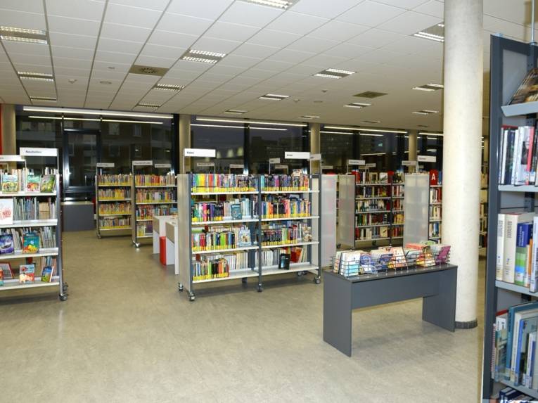Die  neuen hellen und modern gestalteten Räumlichkeiten der Bibliothek