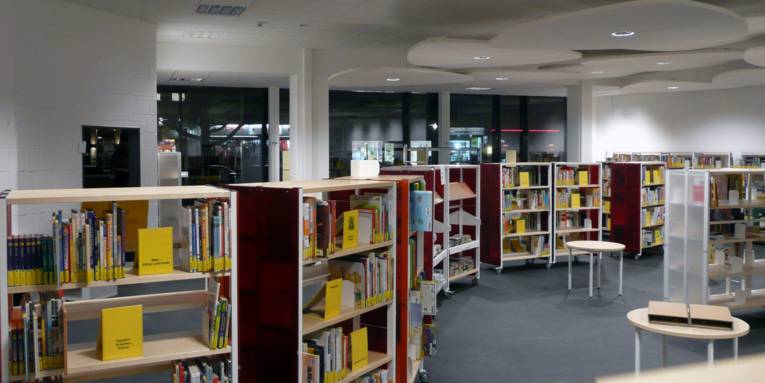 Ostadtbibliothek Panoramaaufnahme Innenansicht, Regale mit Medien in der beleuchteten Bibliothek des Pavillon Hannover