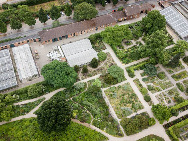 Berggarten mit Kanarenschauhaus