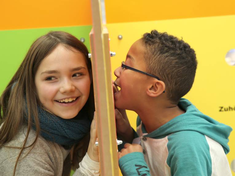 In der "stillen Post" können die Kinder erleben, wie sich Botschaften verändern, wenn sie von mehreren Sendern zu vielen Empfängern wandern. 