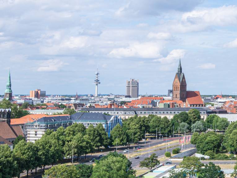 Teile der Skyline Hannovers, u. a. sind der Turm der Marktkirche, der Telemoritz (VW-Tower) und das Bredero-Hochhaus zu sehen