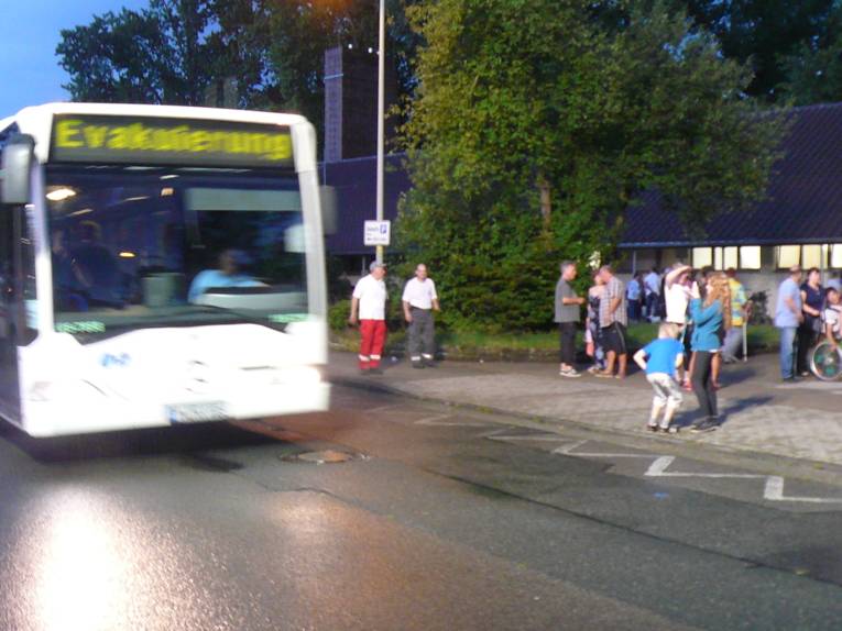 Evakuierungsbusse transportieren Bewohner, aus dem SIcherheitsbereich zur Betreuungsstelle in der Ludwig-Jahn-Strasse.