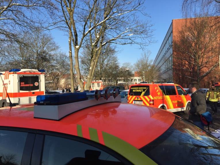 Kurz nach 10:00 Uhr ging der Notruf aus der Gerhart-Hauptmann-Realschule in der Regionsleitstelle Hannover ein. Aus der Schule wurden mehrere Schüler gemeldet, die über Atembeschwerden, Augenreizungen und Übelkeit klagten. 