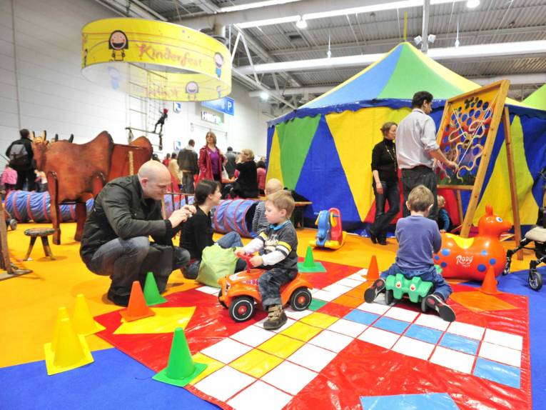 Kinder und Erwachsene in einem Spielparadies.