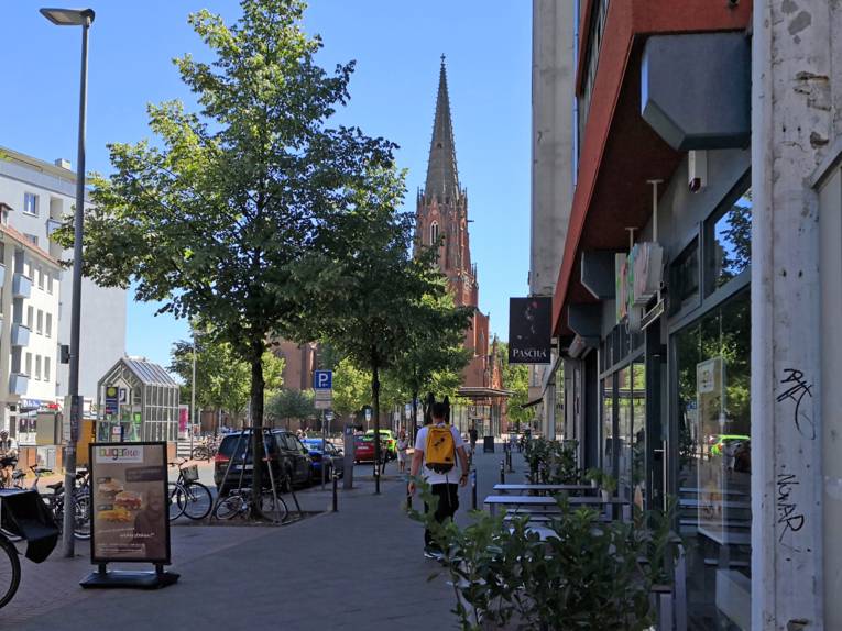 Straßenzug mit Kirche