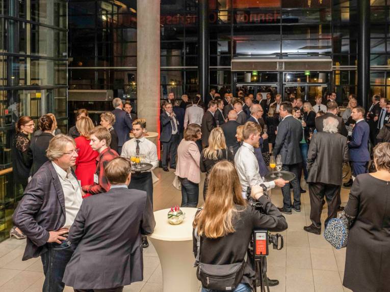 Eine große Zahl Menschen im Foyer eines Gebäudes