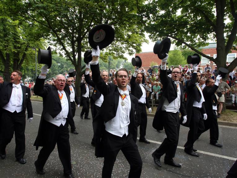 Menschen in Uniform. 