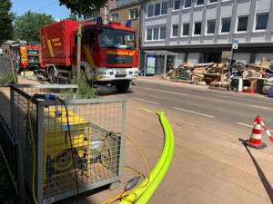 Autos der Feuerwehr Hannover vor zerstörtem Mobiliar.