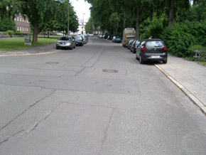 Abzweig an der Heinrich-Heine-Straße mit parkenden Autos