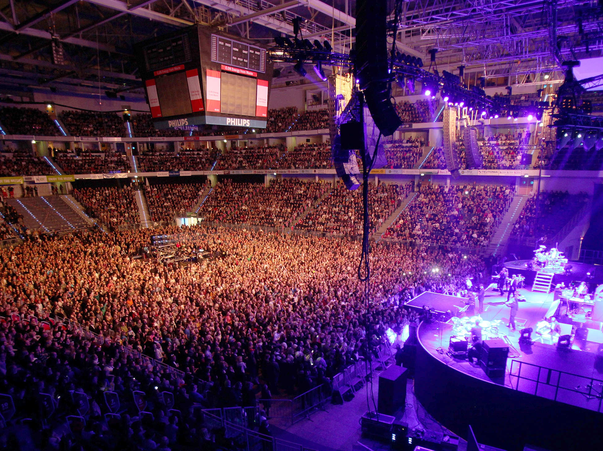 Сколько вмещает лайф арена. Zag Arena. Лайф Арена Москва. Swiss Life Арена. Лайф Арена Москва концерты.